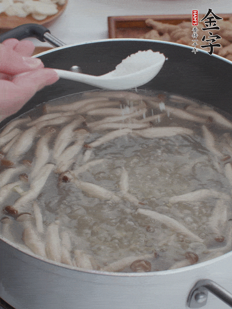 1勺鹽、一點(diǎn)胡椒粉調(diào)味。