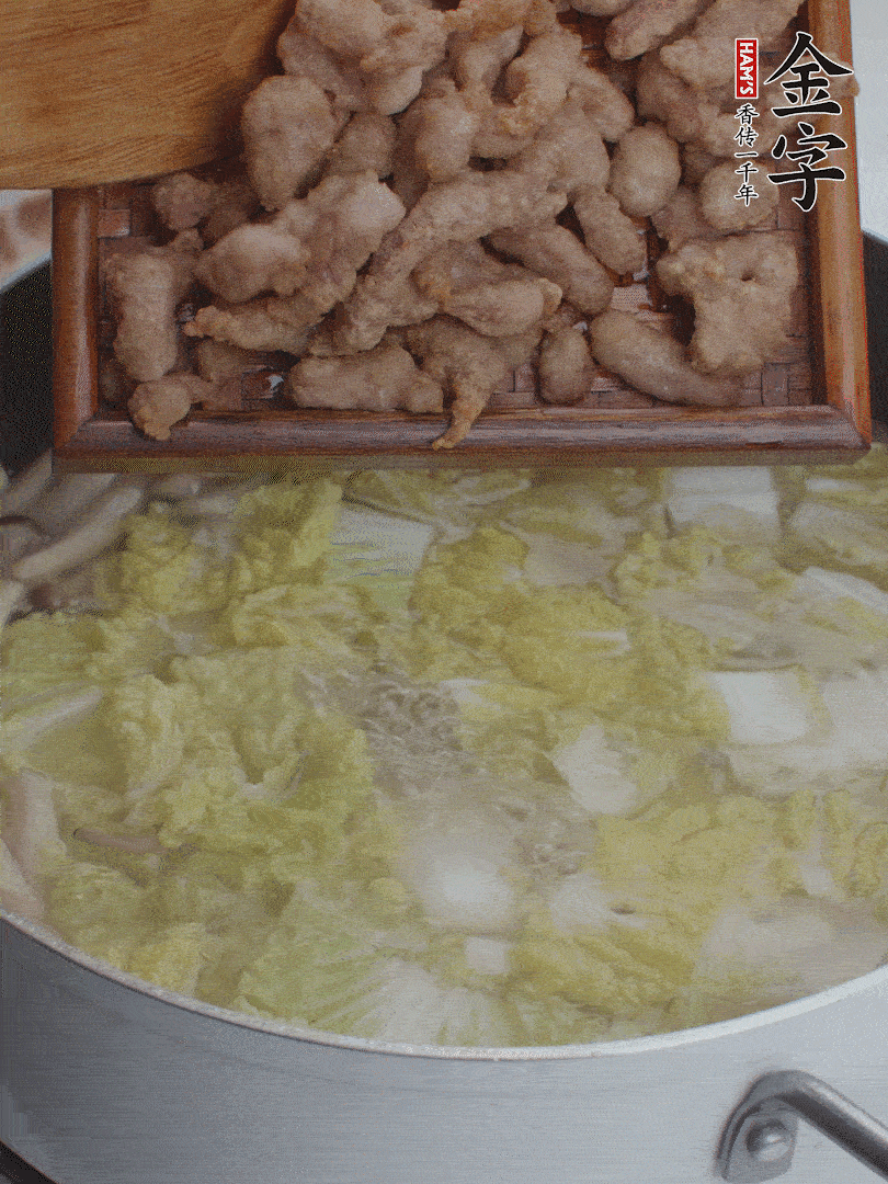 水開后煮10分鐘，下娃娃菜、小酥肉煮3分鐘。