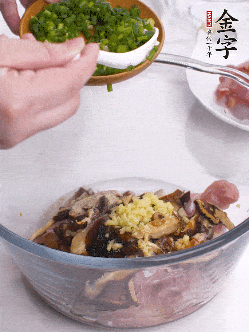 雞肉、香菇混合，加清水1/3杯、料酒1勺、蠔油1勺、鹽1勺、糖1/4勺、白胡椒1/4勺、食用油1勺、香油1/4勺、姜末、蔥花，攪拌均勻腌制2小時。