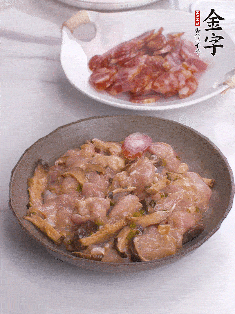 腌制后，雞肉中加淀粉1勺，頂部碼上香腸片。