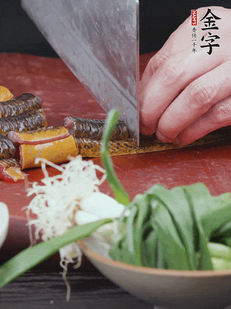黃鱔去內(nèi)臟洗凈，切花刀斬段。沸水下鍋，加黃酒焯水去血沫。