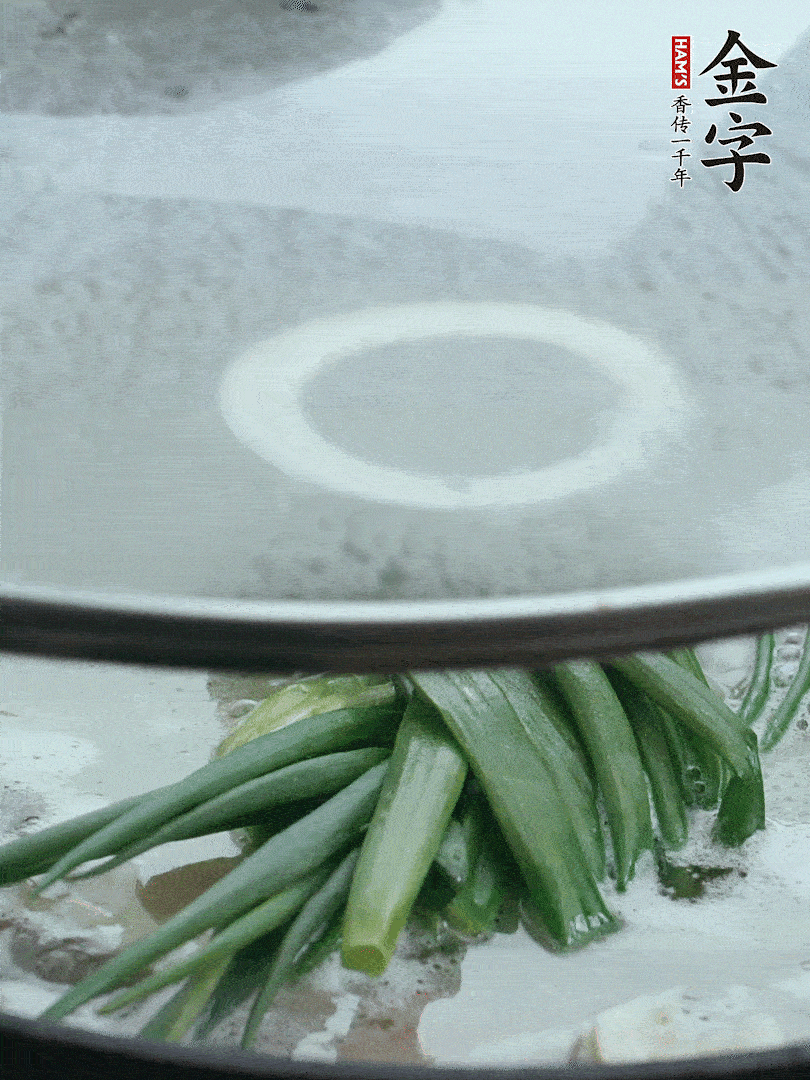 加蔥結(jié)去腥，大火開后中火燒20分鐘。