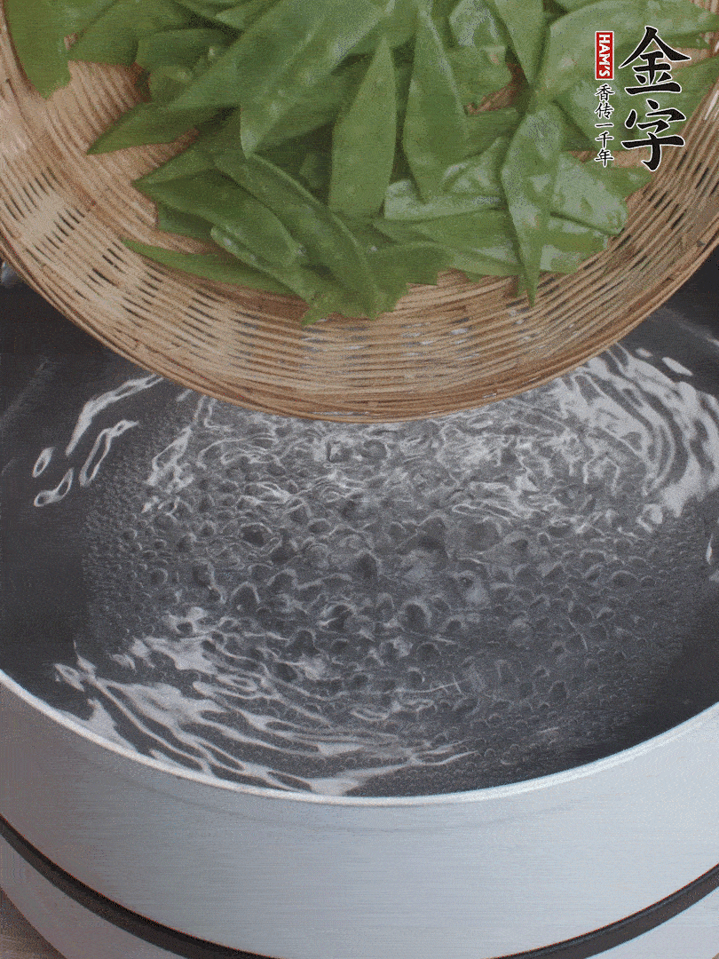 甜豆莢撕掉老筋，斜切兩半，焯水1分鐘。