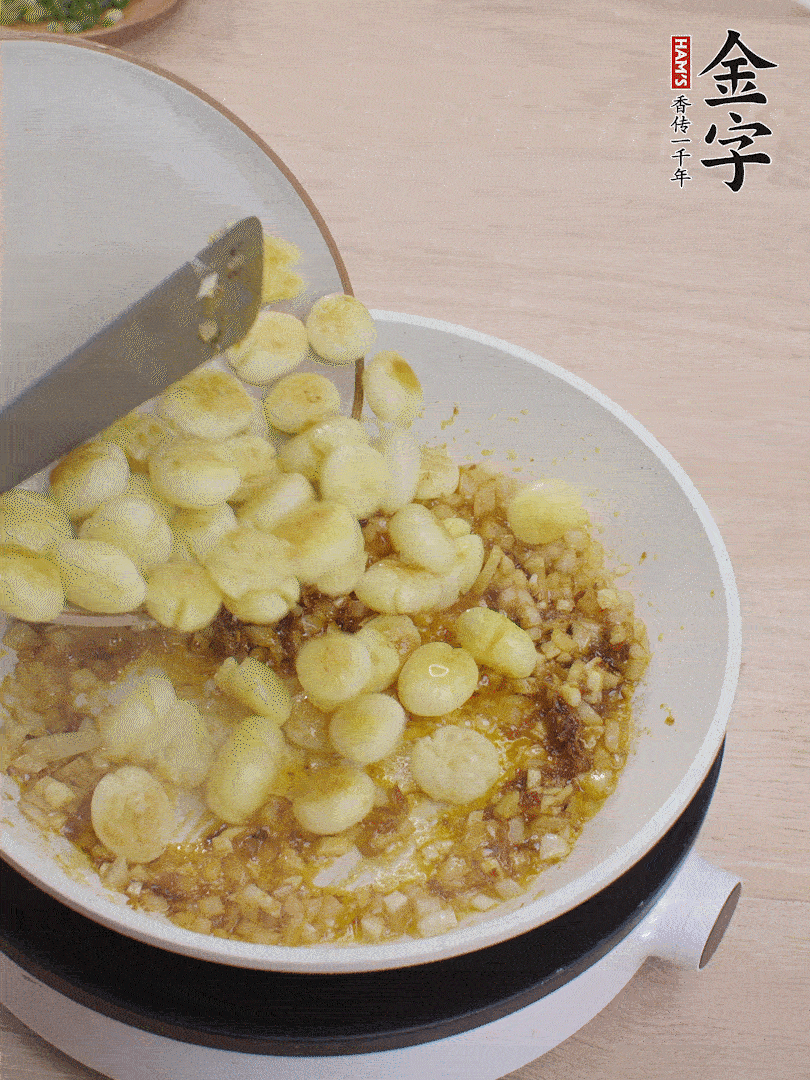 下小土豆翻炒均勻。