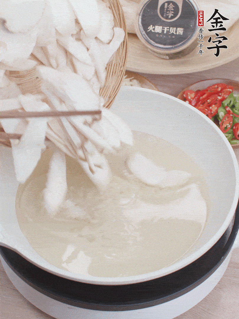 杏鮑菇切成片，油溫7層熱炸2分鐘。