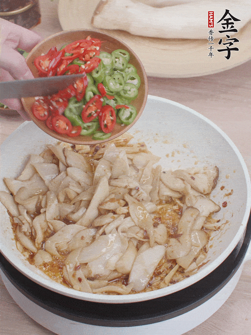 下杏鮑菇、青紅辣椒炒出香味。