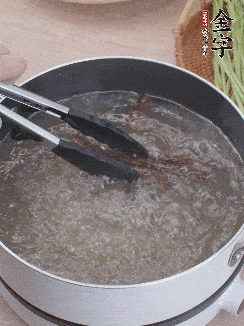 金字醬油肉下鍋煮10分鐘，切薄片。