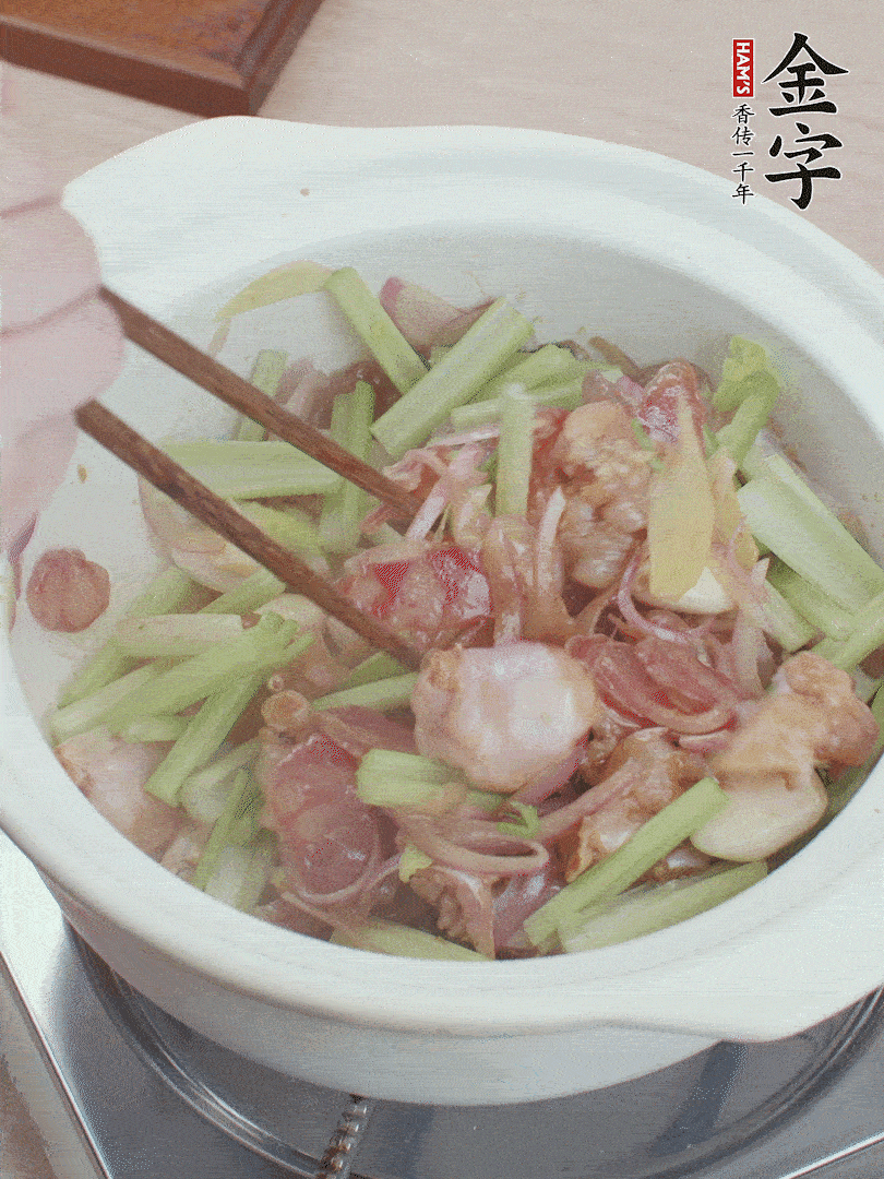 下牛蛙、芹菜、香腸翻炒。