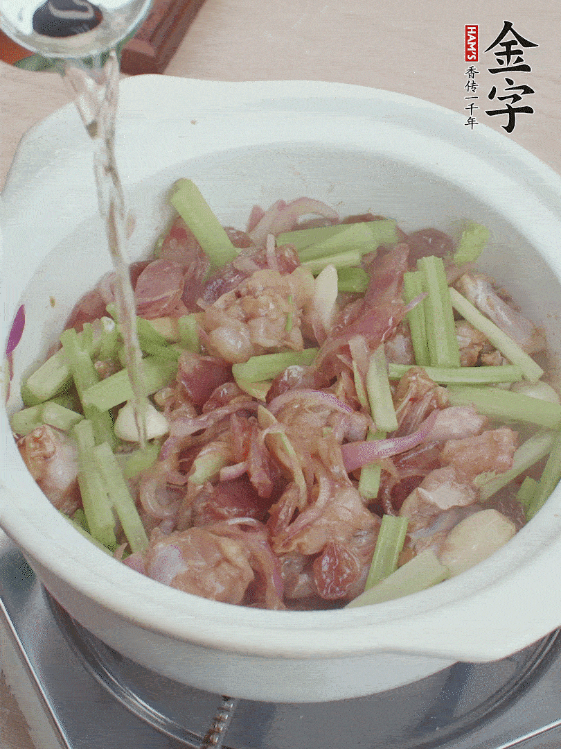 牛蛙變色后，淋點啤酒，加蓋后調(diào)小火燜10分鐘。