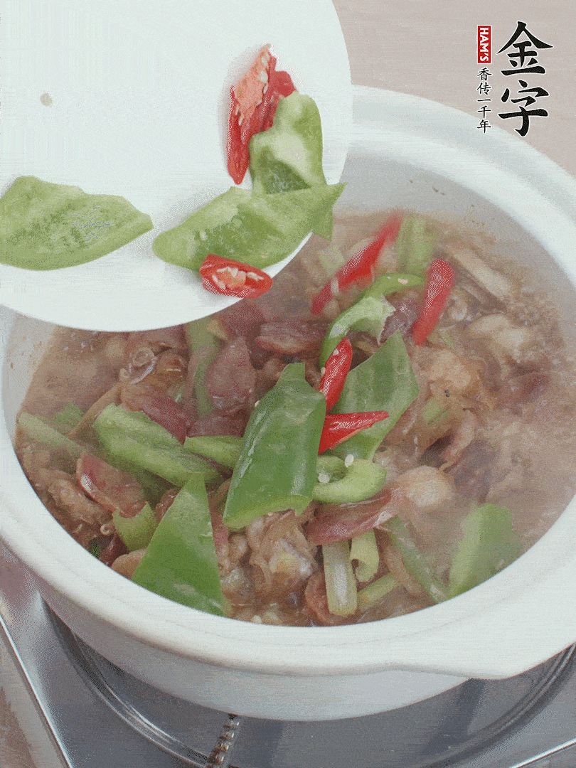 下綠菜椒，翻炒1分鐘。
