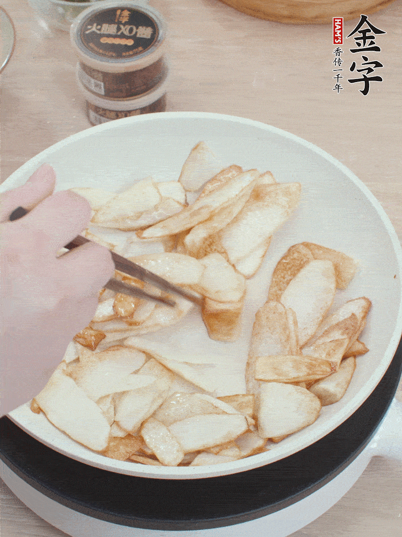 鍋中熱油，山藥煎至兩面金黃。