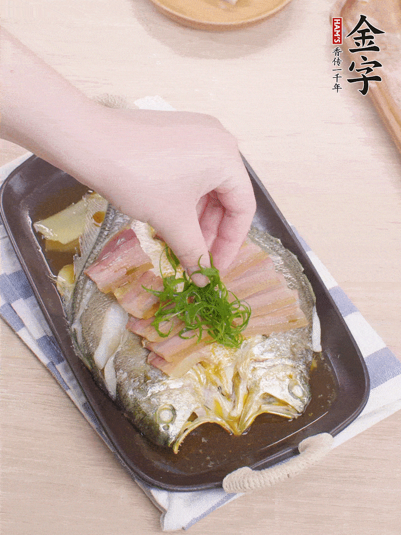 取出姜蔥，淋2勺蒸魚豉油，擺蔥絲。