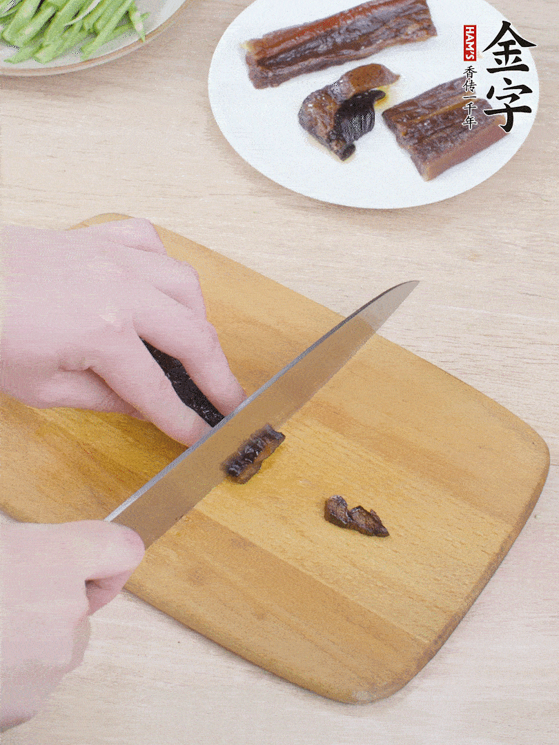 提前煮好的金字醬油肉切片。