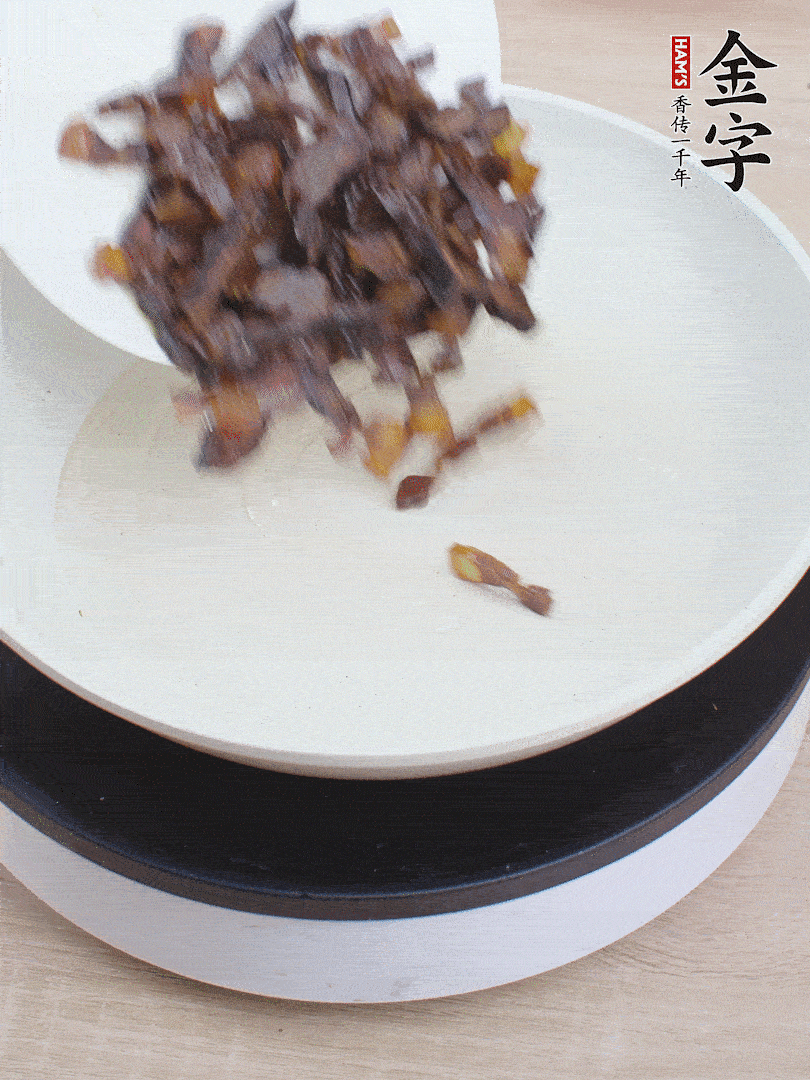 油熱倒醬油肉，編出香味。