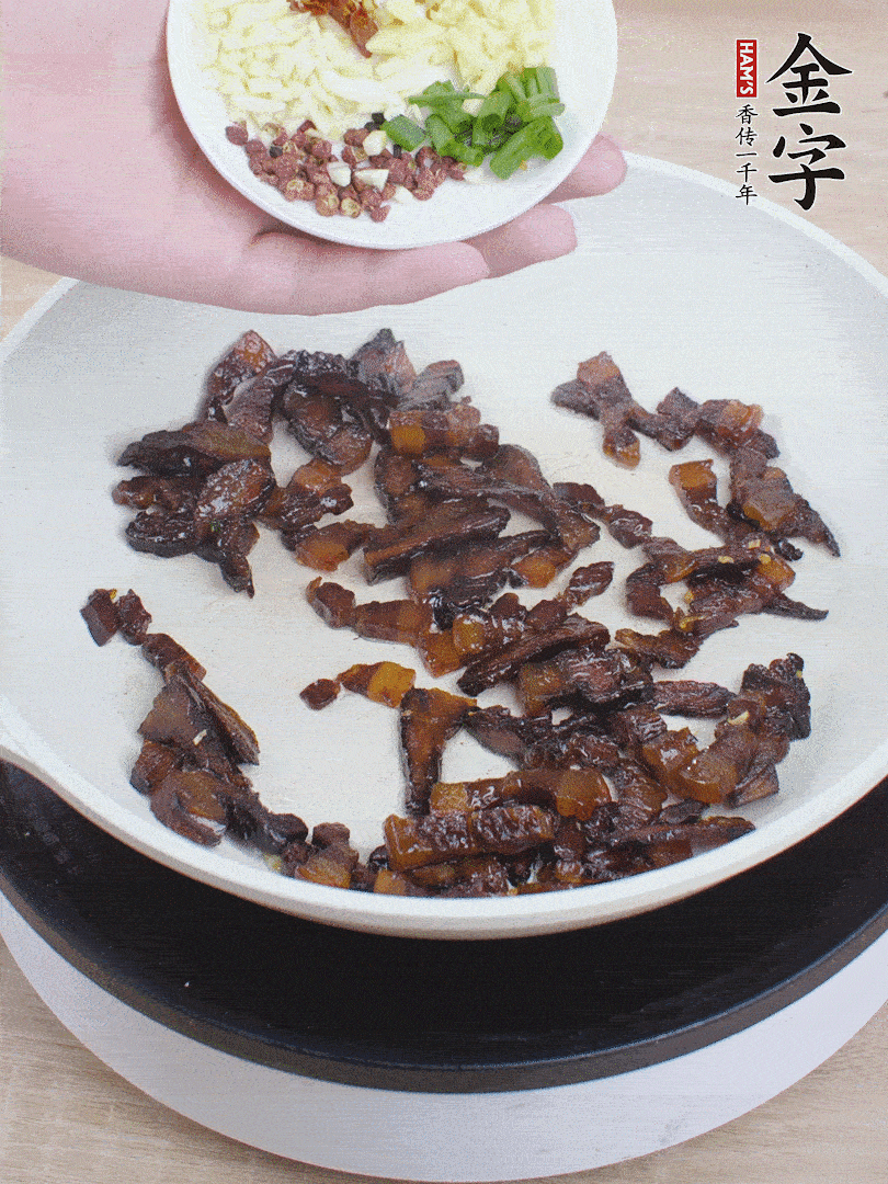 下蔥姜蒜、干辣椒、花椒粒炒香。