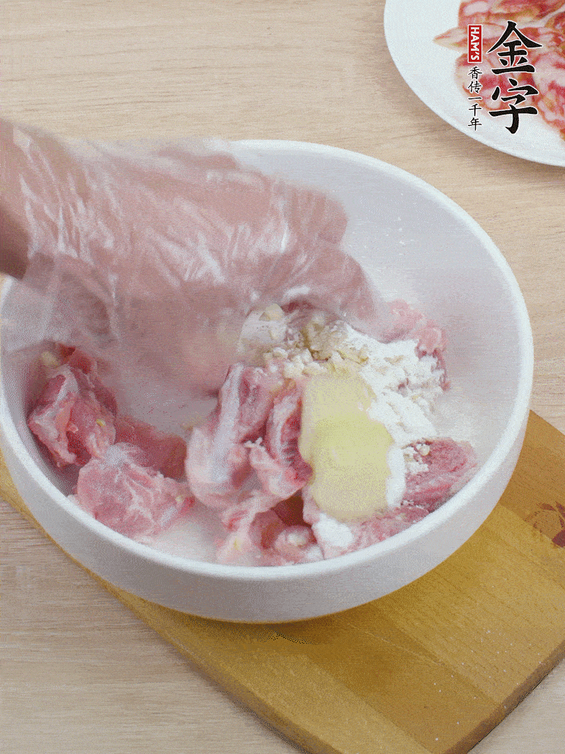 洗凈的小排，加鹽、姜、蒜末、淀粉、胡椒粉抓勻，腌制15分鐘。