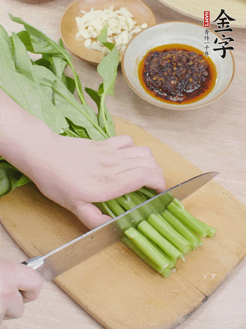 空心菜切段，大蒜拍碎切末。