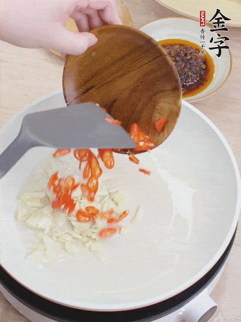 油熱煸香蒜末、辣椒。