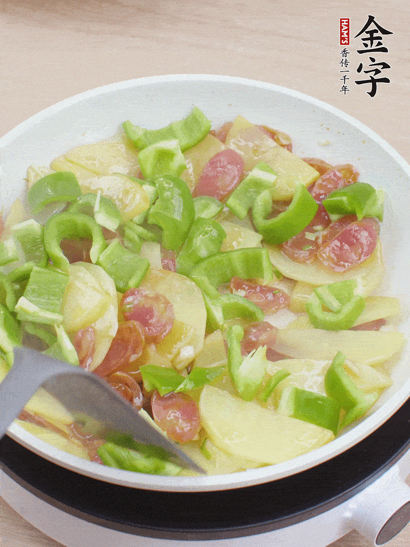 下辣椒翻炒1分鐘。