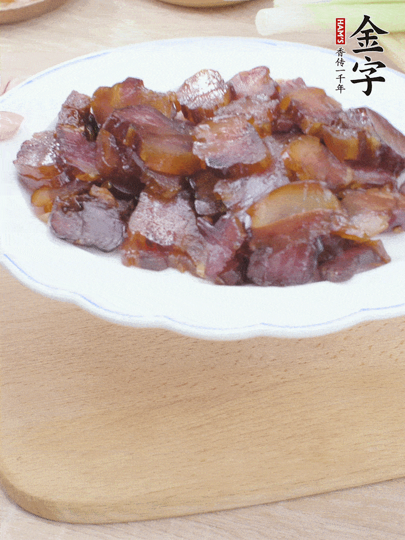 金字醬油肉水煮15分鐘，切薄片。