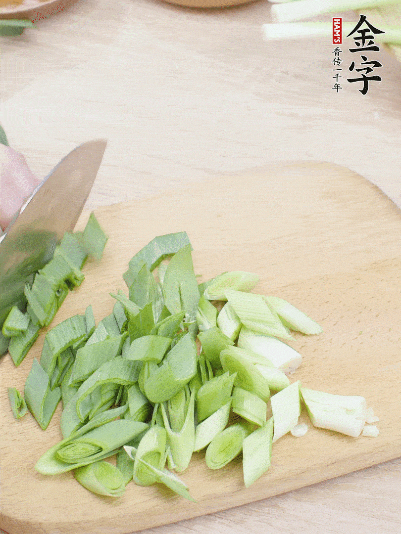青蒜切段。（蒜白可以拍一下，再斜著切）