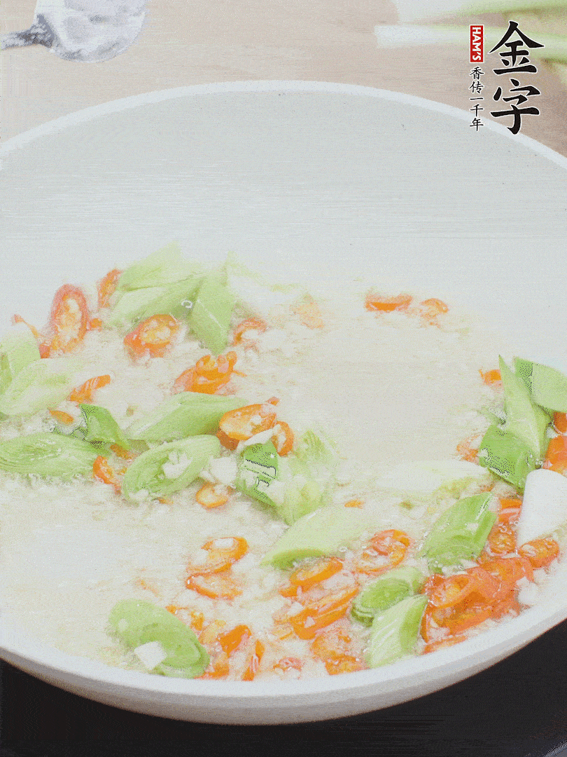 油5成熱時(shí)，下蒜末、辣椒、蒜白煸炒。