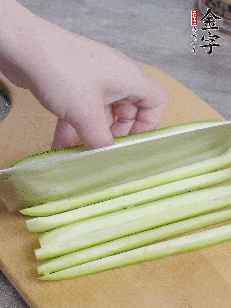 西葫蘆對(duì)半切，去瓤切條。