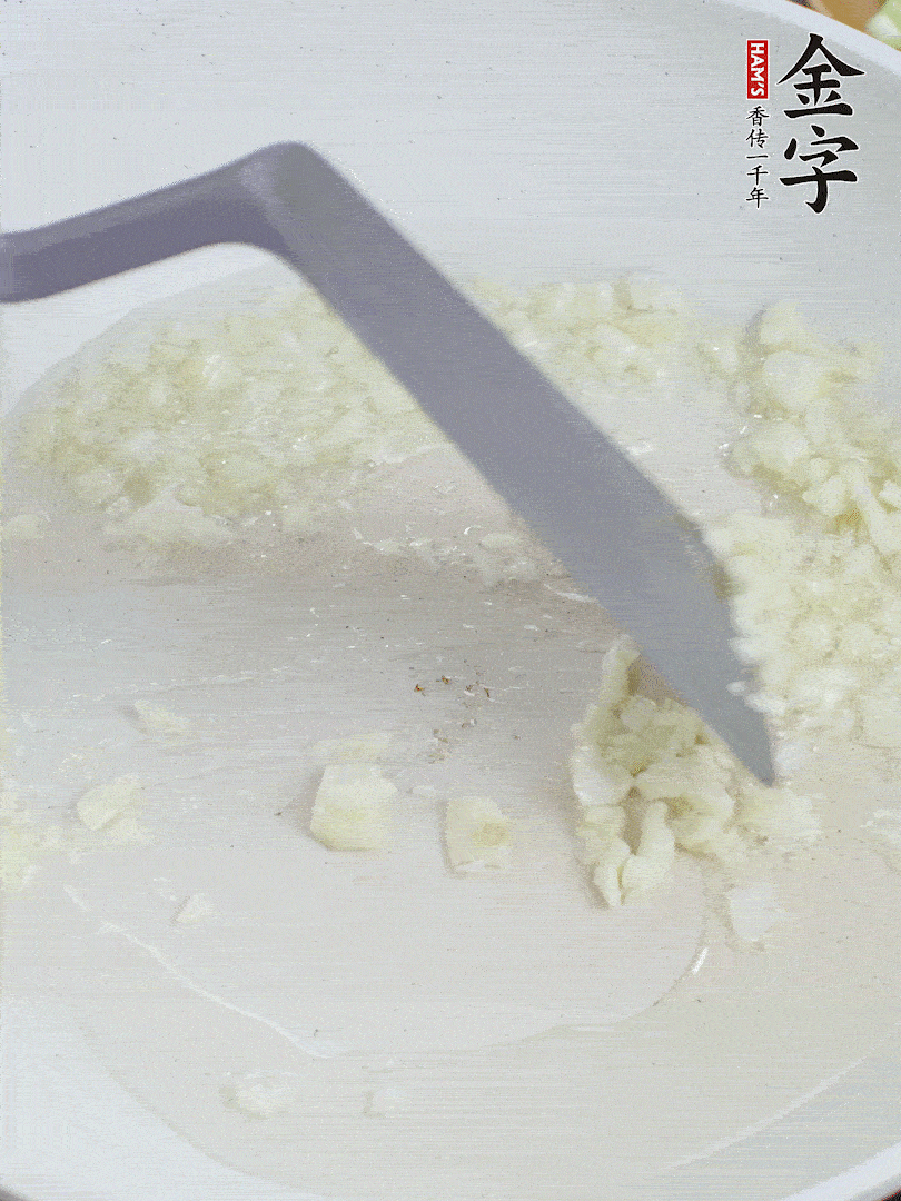 冷鍋熱油，下大蒜煎至兩面微黃。