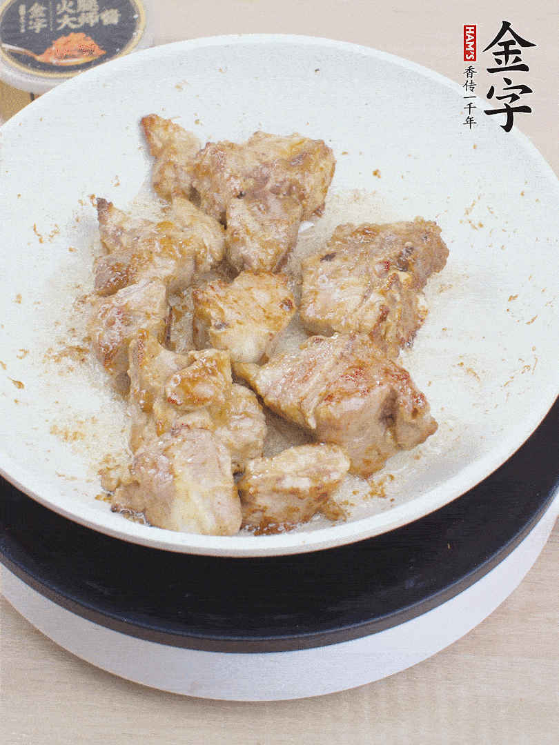 油4成熱，下小排煎炒至邊緣微微發(fā)焦。