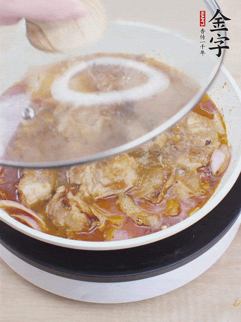下小排翻炒，加1勺生抽、1點(diǎn)白砂糖和少許水燜2分鐘。