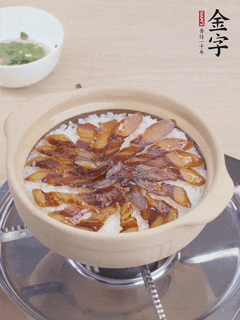 快收水時，鋪醬油肉，鍋邊淋點油，轉動砂鍋，燜煮2分鐘。