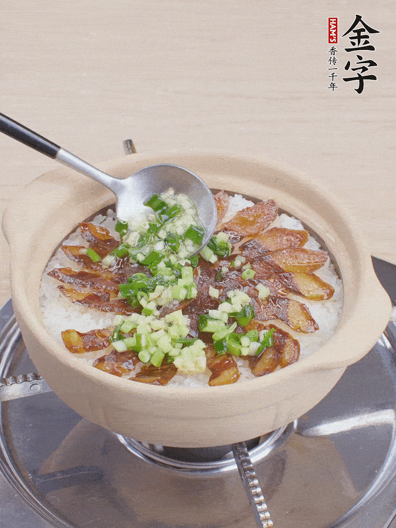 倒蔥姜醬再燜1分鐘。（也可以淋點生抽）