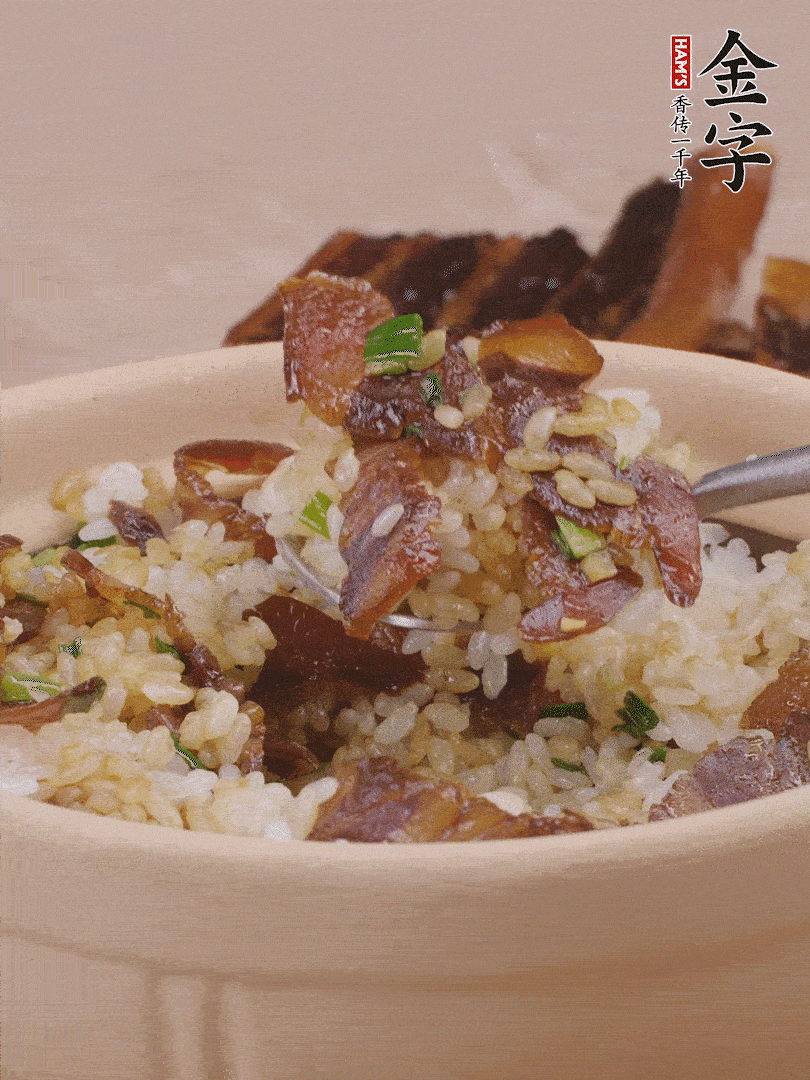 揭蓋后撒點蔥花裝飾，趁熱拌勻。