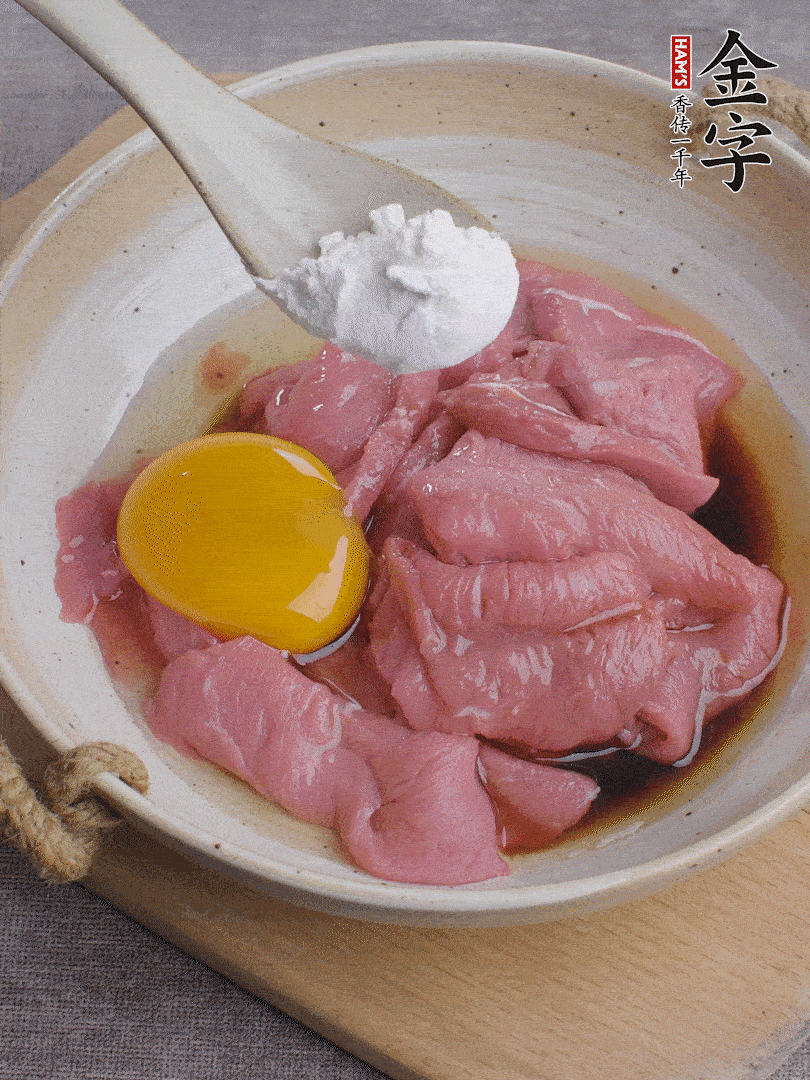 牛肉切片，雞蛋1個、水2勺、料酒1/2勺、生抽1/2勺、生粉1勺腌15分鐘。