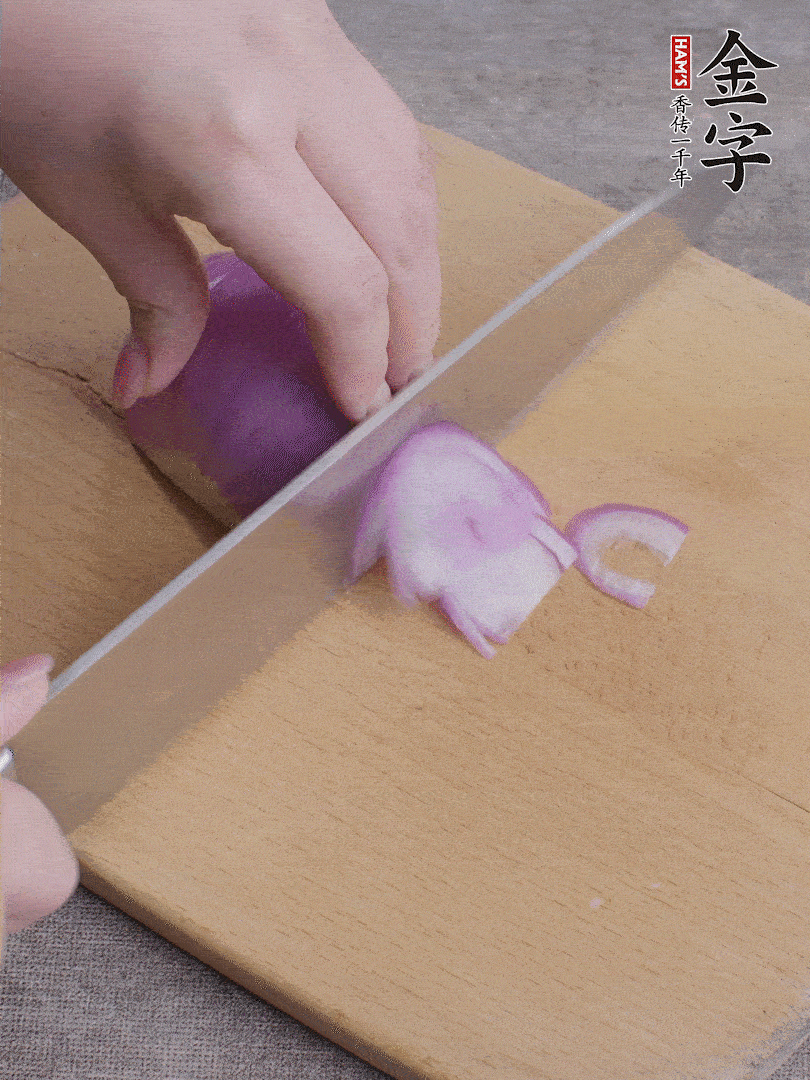 洋蔥切絲、蔥切段。