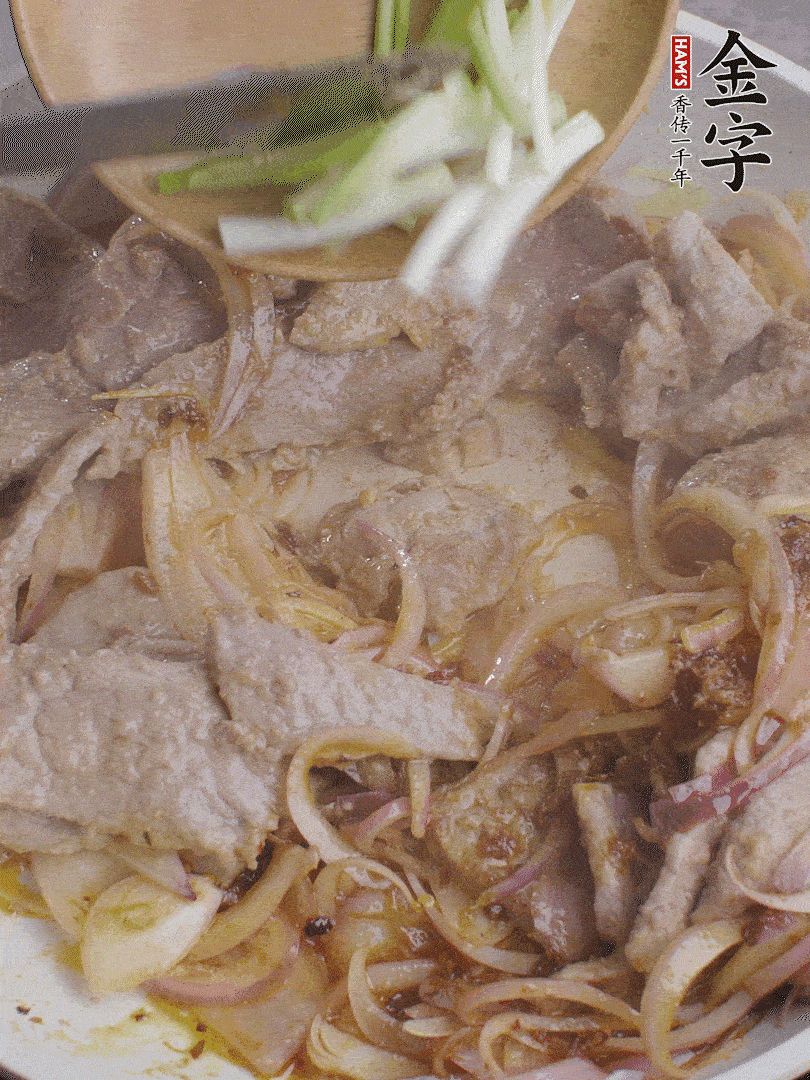 下牛肉、蔥段快炒。