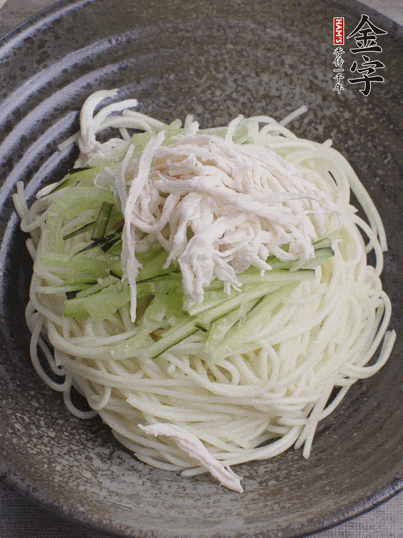 堿水面（熟）倒入大碗中，鋪上黃瓜絲、雞絲。