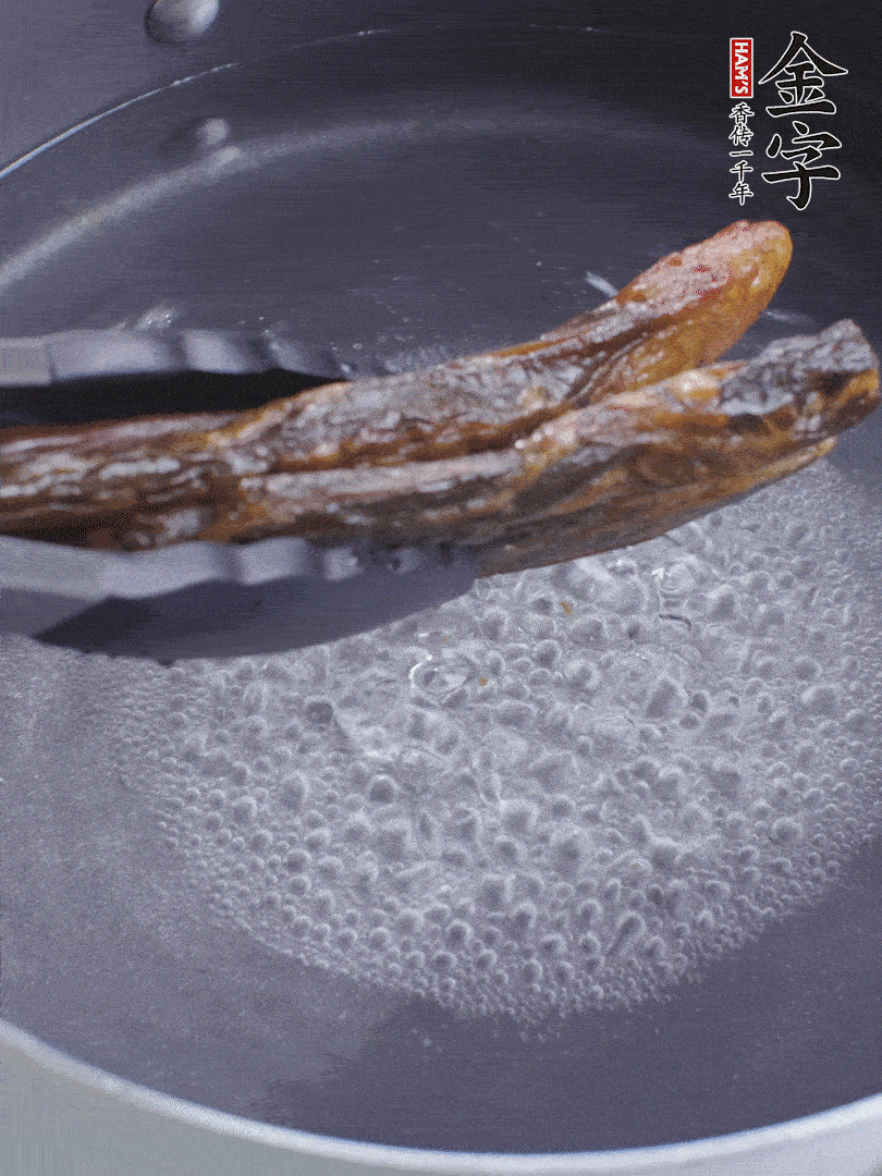 金字醬油肉水煮15分鐘，切薄片。