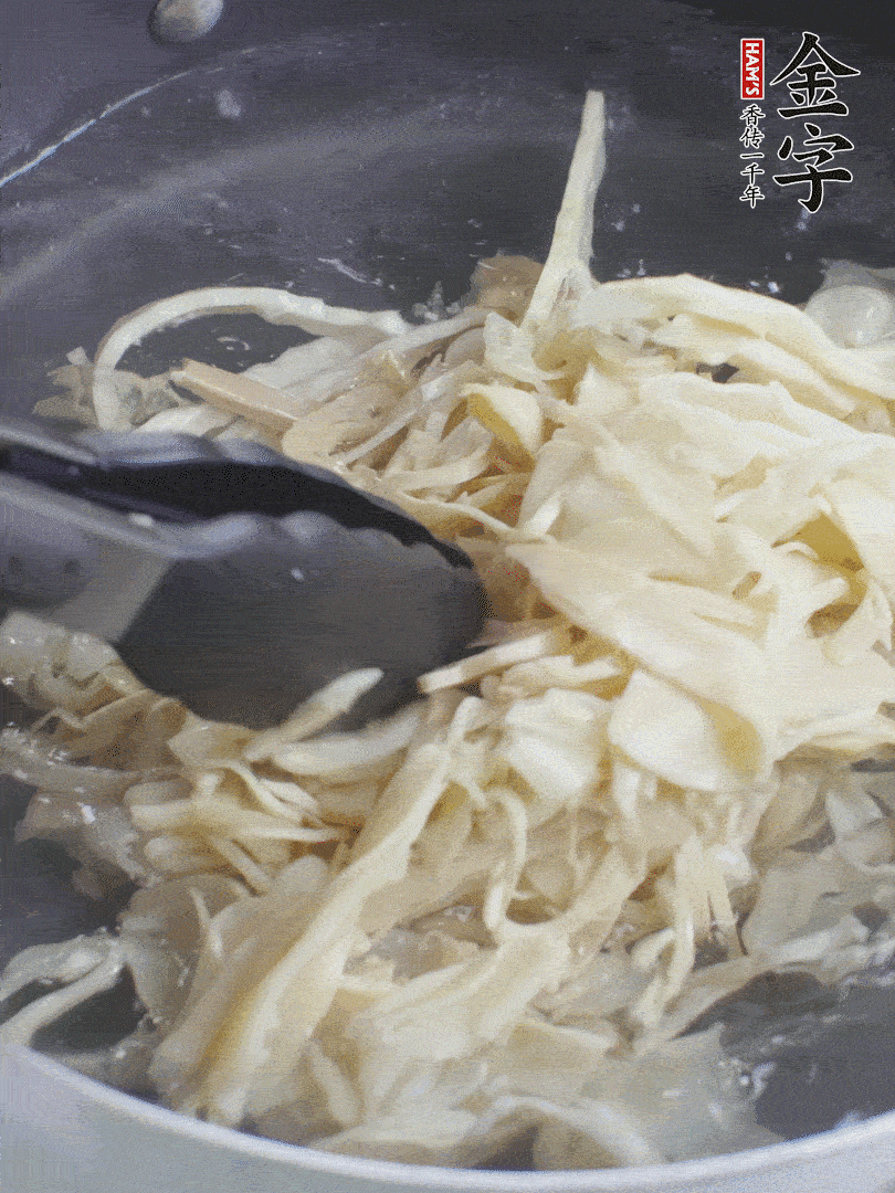 糯米筍焯水1分鐘，過涼水，擠干水份。