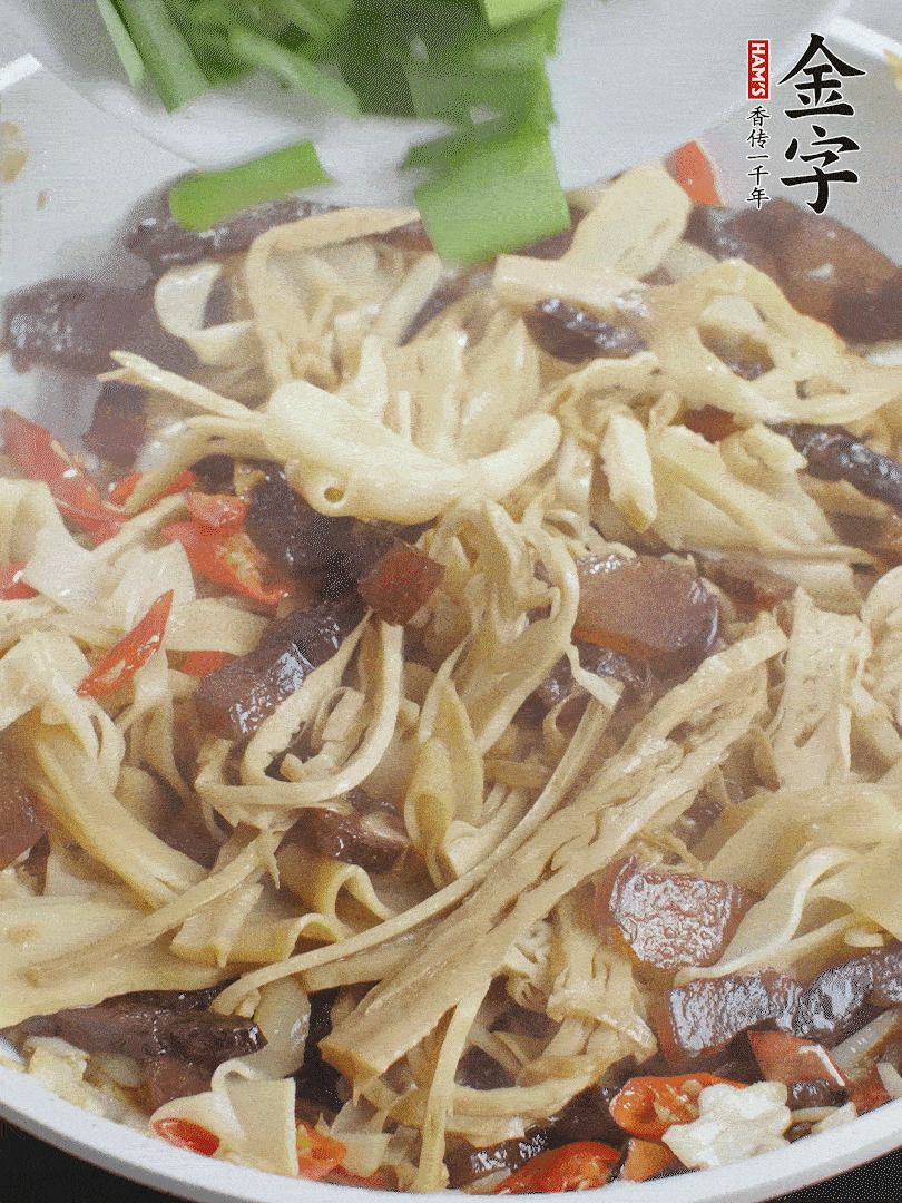 翻炒均勻，下蒜葉。