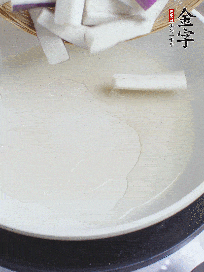 杭茄洗凈去蒂，縱向剖成4份，切成長10cm左右的段。白洋蔥切絲?？谀⑾磧羧サ舯?。紅椒切菱形片。