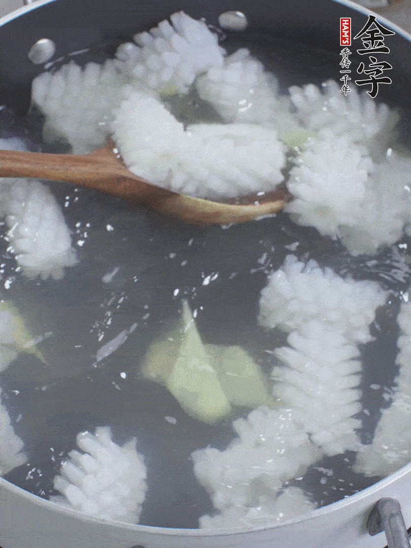 魷魚解凍后，加姜片、料酒汆燙30秒。