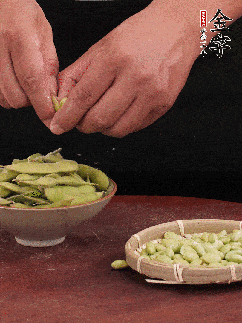 新鮮毛豆剝殼。