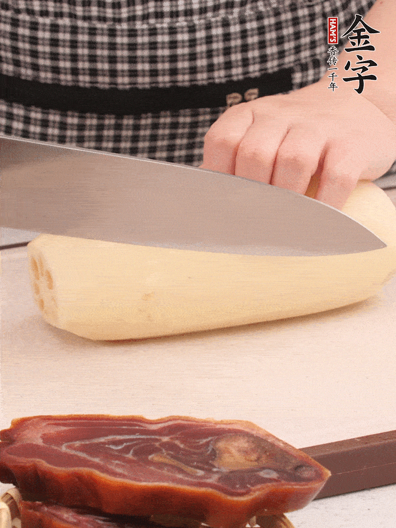 蓮藕削皮切塊。