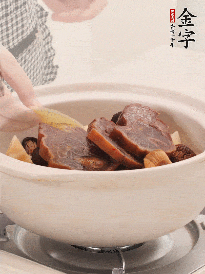 火腿、蓮藕、香菇放入砂鍋，加2片姜片，加水沒(méi)過(guò)1指。