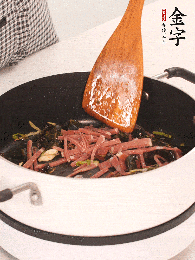 加入火腿煸炒一會(huì)，倒入開水燉煮15分鐘。