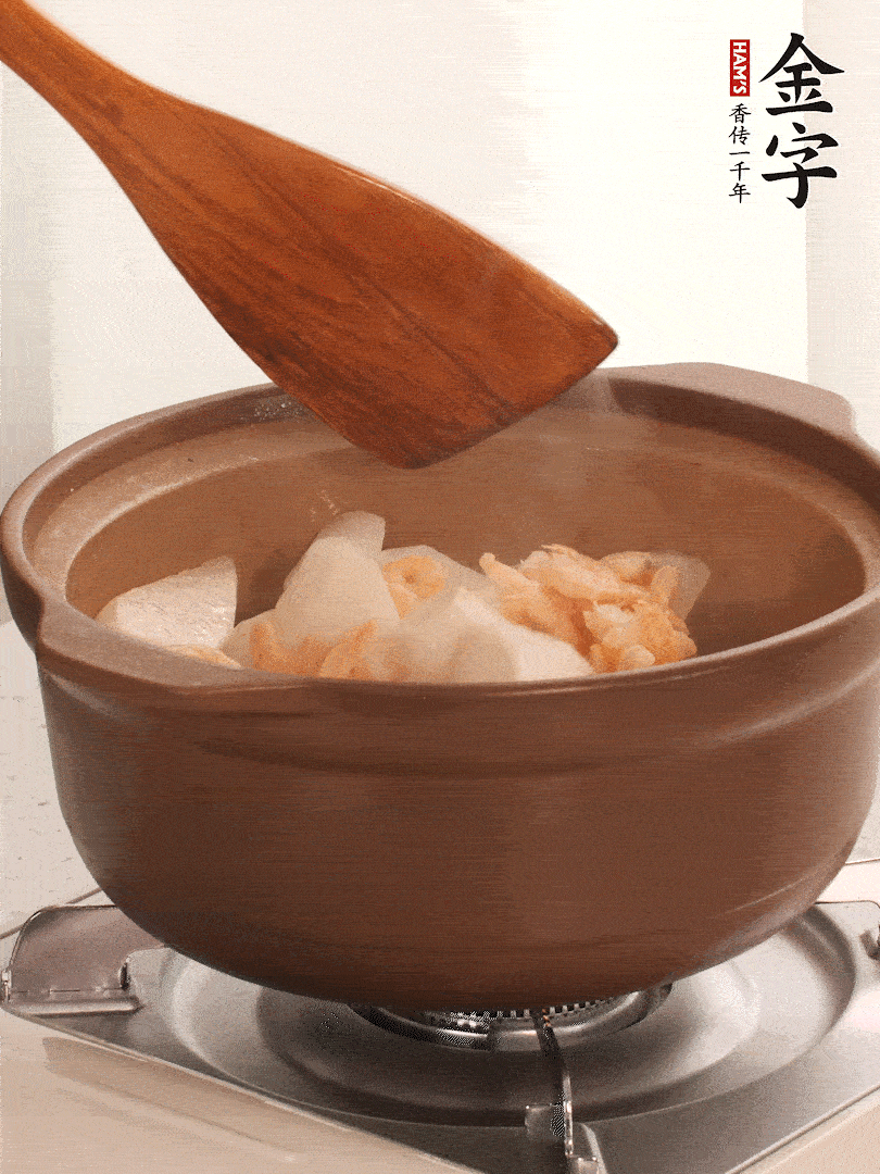 放白蘿卜、海米煸炒1-2分鐘，白蘿卜一定要先炒過(guò)再燉湯，香味更足。
