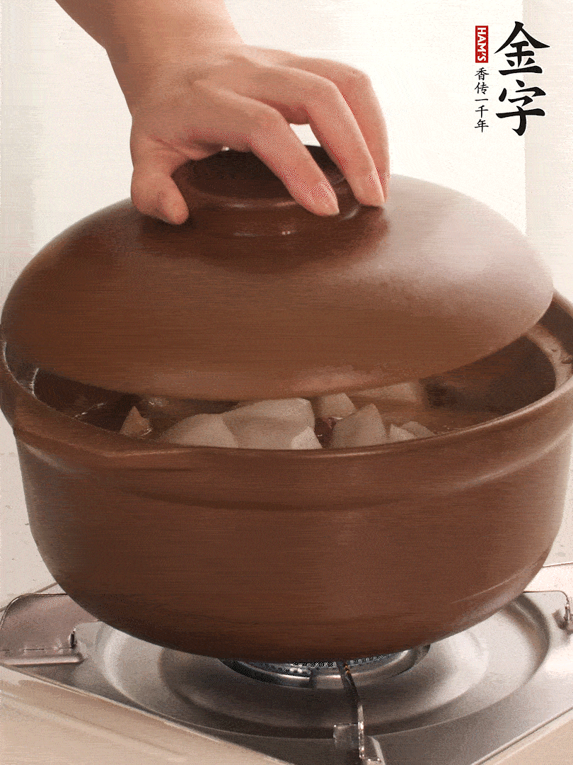 倒沒(méi)過(guò)食材的熱水，大火燒開(kāi)。蓋上蓋子轉(zhuǎn)中小火，燉15-20分鐘。等蘿卜煮到喜歡的軟爛度就可以關(guān)火。
