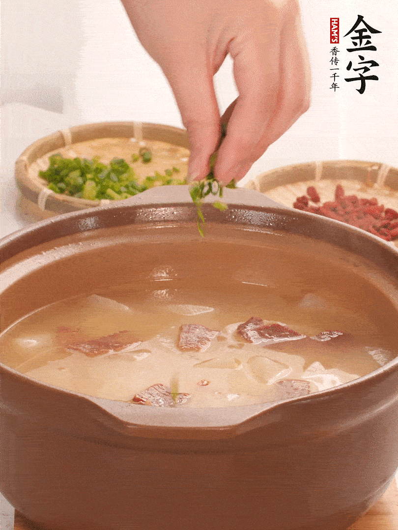 最后點(diǎn)綴點(diǎn)小蔥花、枸杞，增色提味。