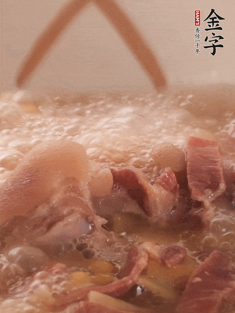 大火將水煮開后，蓋上鍋蓋，轉(zhuǎn)小火慢燉1個半小時。